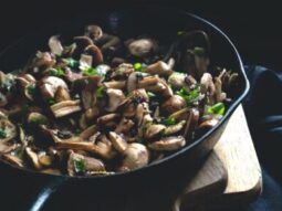 SPINACH AND MUSHROOMS WITH TRUFFLE OIL